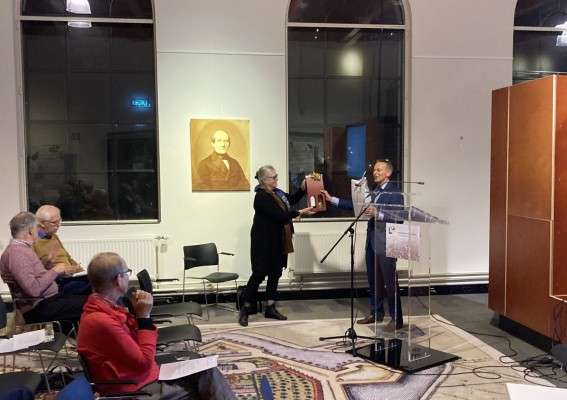 Foarsitter Joop Koopmans betanket Anneke Hellinga