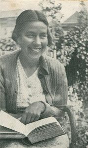 Hermien vd Heide met boek Small